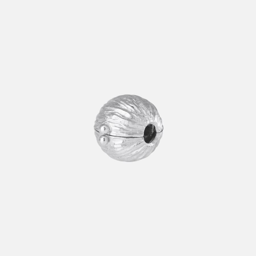 Nature Globe Clasp Small in 18 Karat White Gold | Ole Lynggaard