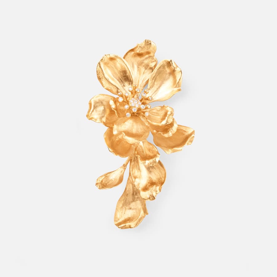 Wild Rose earclip in 18 karat yellow gold and diamonds | Ole Lynggaard