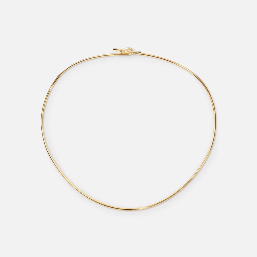 Young Fish neck bangle in yellow gold | Ole Lynggaard
